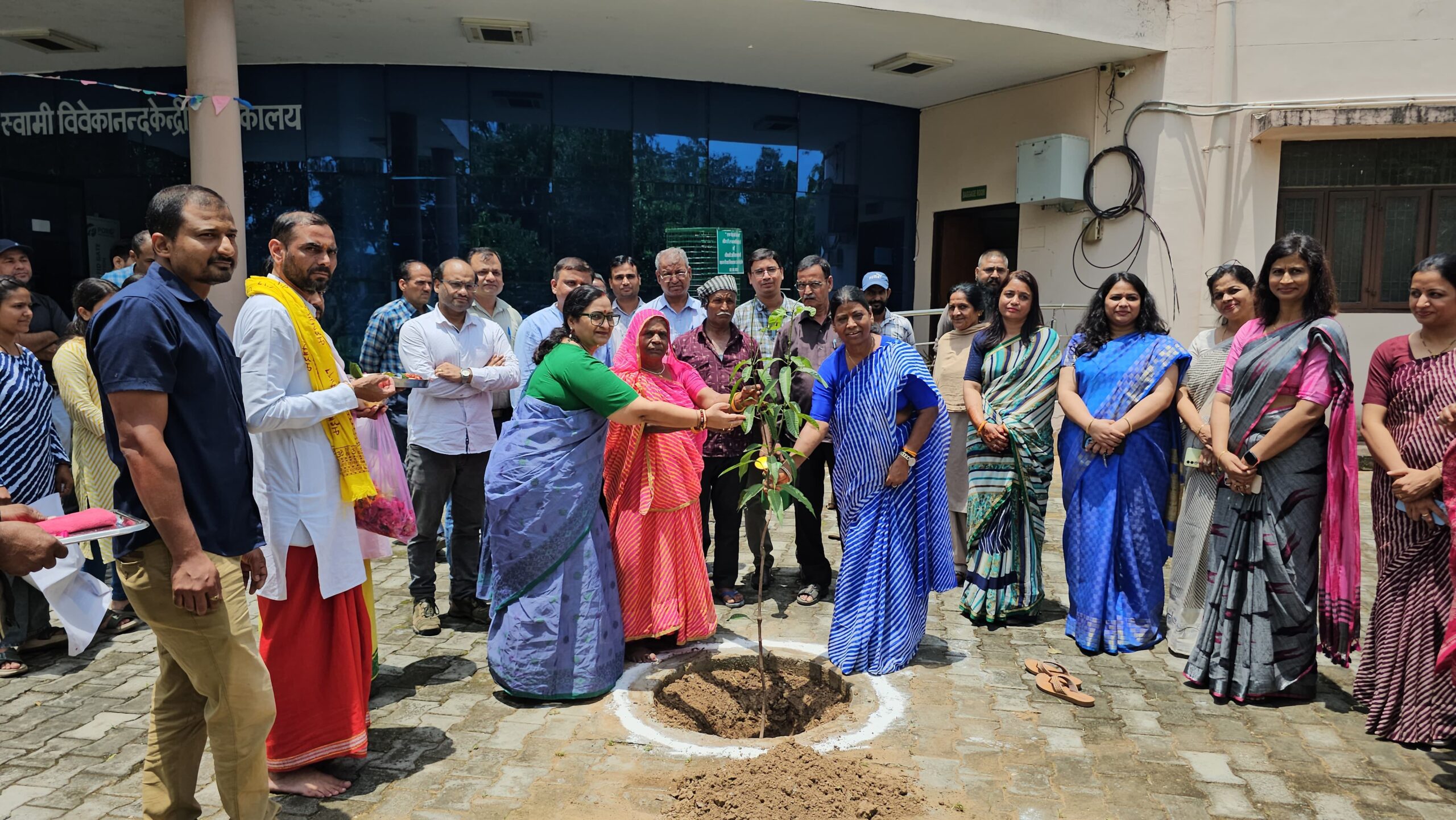 “एक पेड़ माँ के नाम” कार्यक्रम -मातृत्व और पर्यावरण संरक्षण का संगम