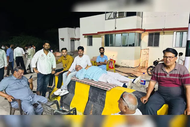 हाईवे टोल विरोध में कांग्रेस विधायकों का धरना, ग्रामीणों संग रात गुजारी