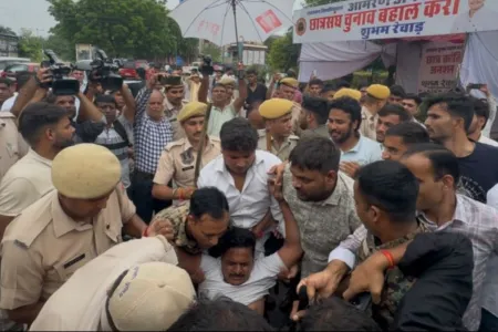 छात्रसंघ चुनाव बहाल करवाने की मांग, पुलिस ने तुड़वाया अनशन