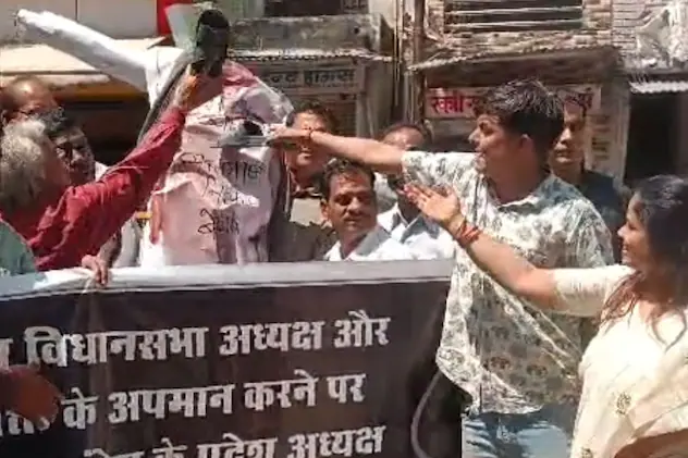 अजमेर में डोटासरा का पुतला टांगा, चप्पलों से पीटा और फूंका