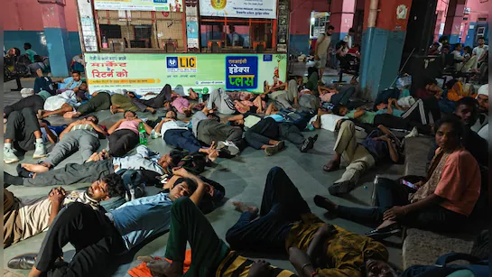 पुलिस भर्ती परीक्षा के बाद बस स्टैंड पर रातभर भटके अभ्यर्थी