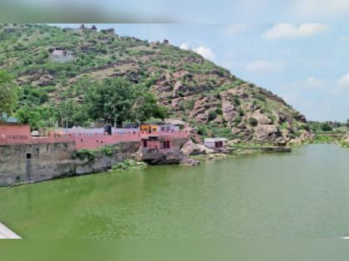 आमसागर पाळ से रिसाव: मकानों में दरारों से दहशत में लोग