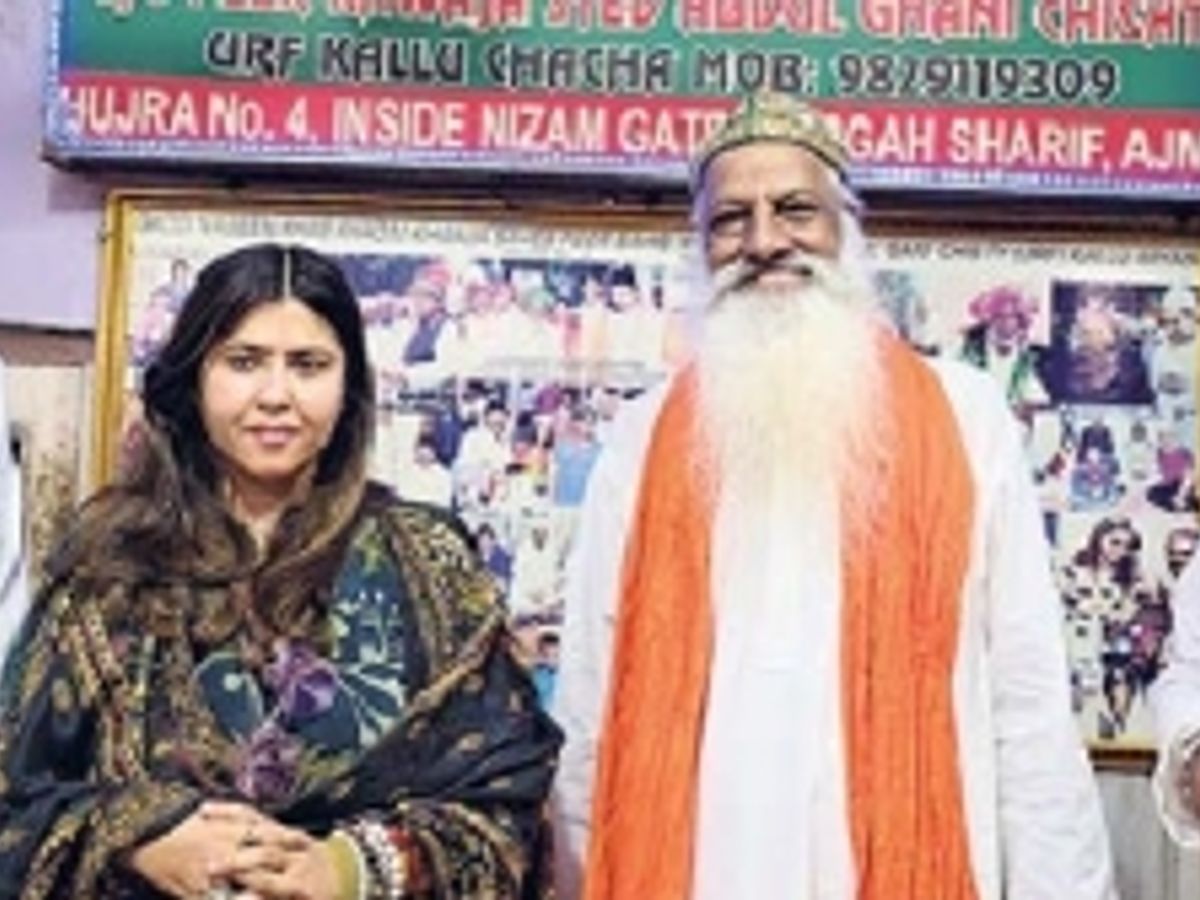 अजमेर शरीफ दरगाह में एकता कपूर ने चढ़ाई चादर