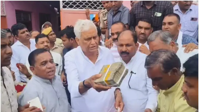 झालावाड़ स्कूल हादसा: मंत्री किरोड़ी लाल मीणा ने दी पीड़ित परिवारों को नकद मदद