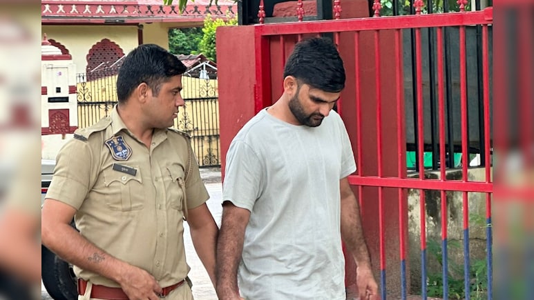 चपरासी भर्ती परीक्षा: इंजीनियर स्मार्टवॉच से नकल करते पकड़ा