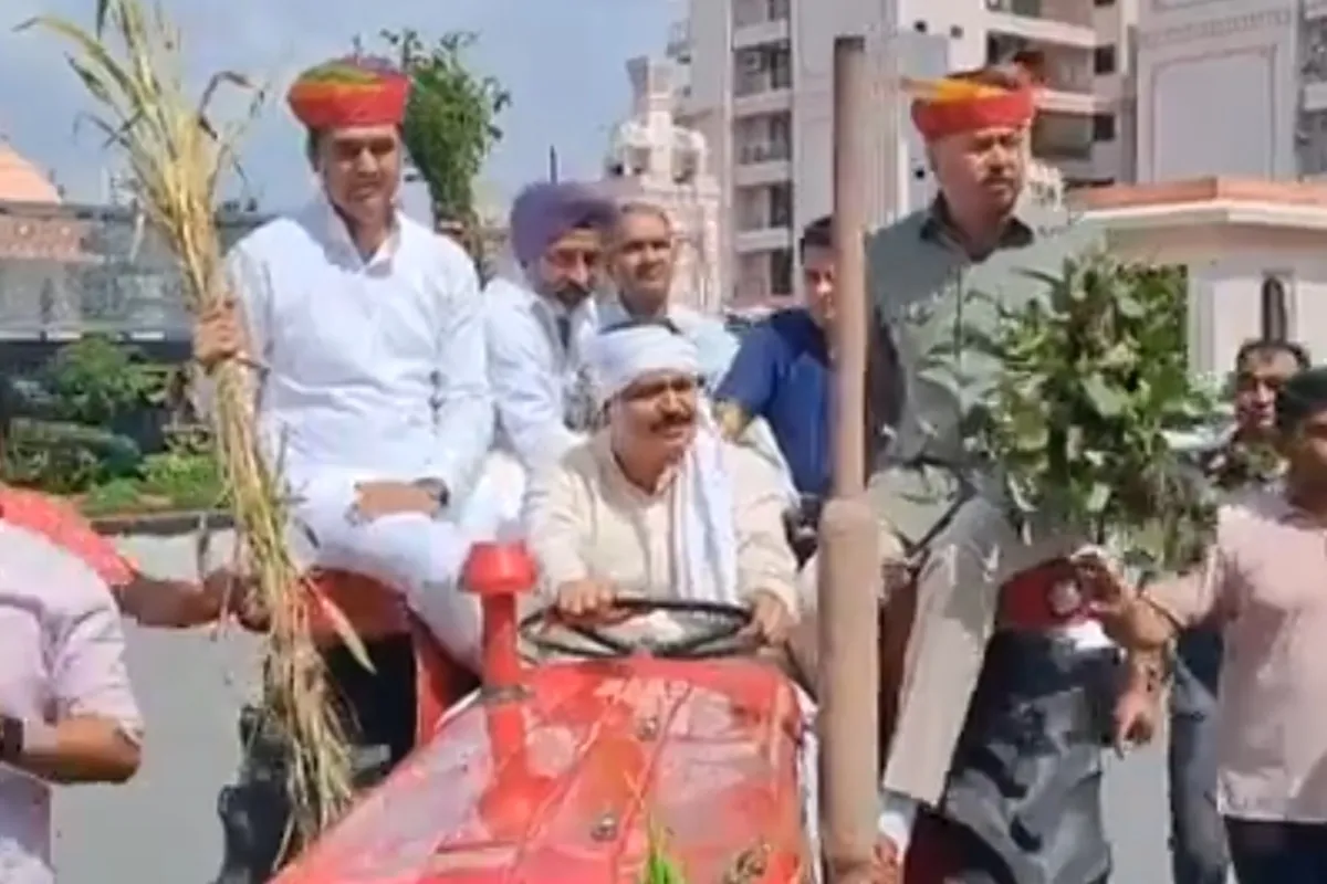 विधानसभा परिसर में ट्रैक्टर लेकर पहुंचे टीकाराम जूली