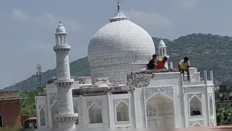 अजमेर सेवन वंडर पार्क में ताजमहल पर चली हथौड़े की चोट