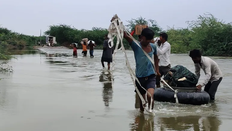 सांचौर में लूनी नदी का कहर: 100 परिवार टायर ट्यूब पर राशन लाने को मजबूर