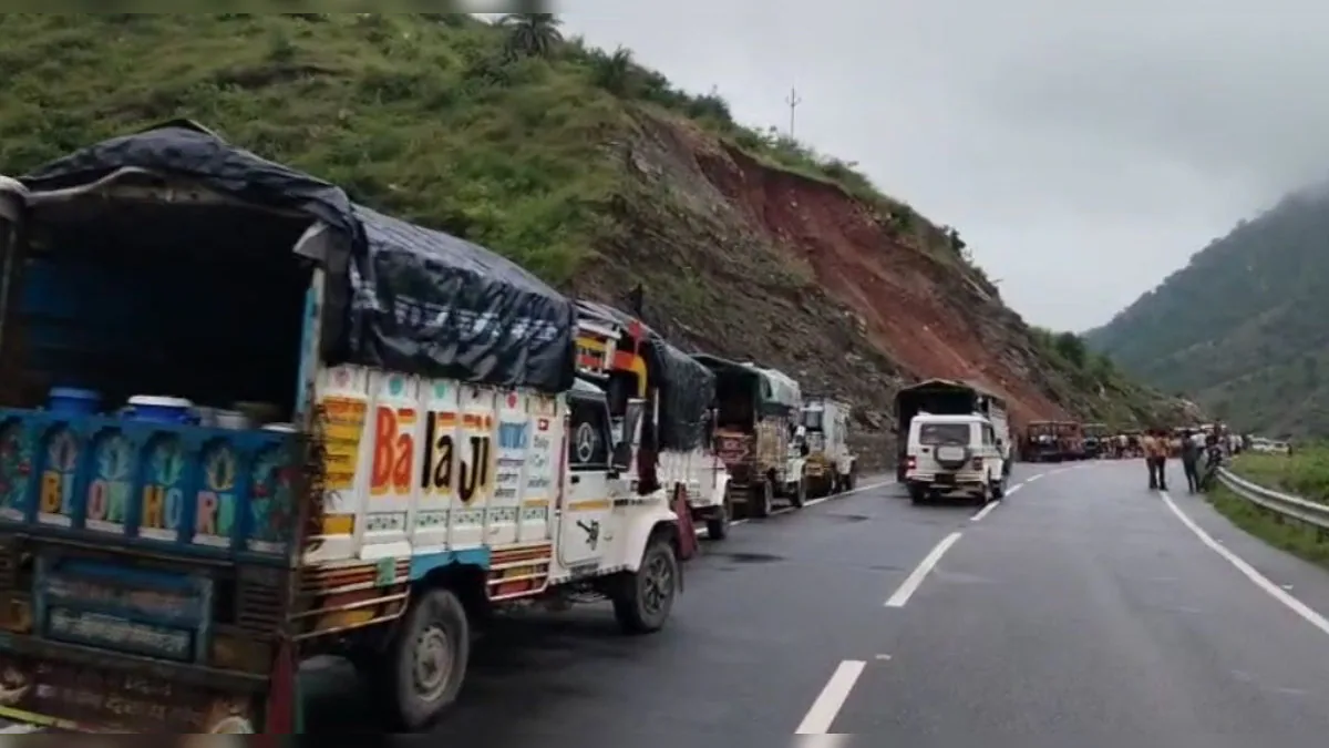 उदयपुर में नेशनल हाईवे-58E पर लैंडस्लाइड, जाम से परेशान आमजन