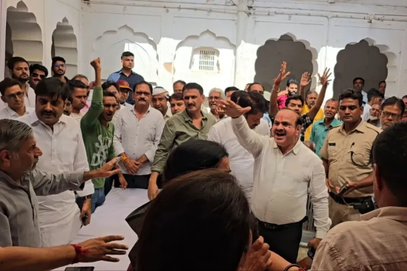 नवलगढ़ कांग्रेस बैठक में पूर्व विधायक और जिलाध्यक्ष के बीच बढ़ी तनातनी