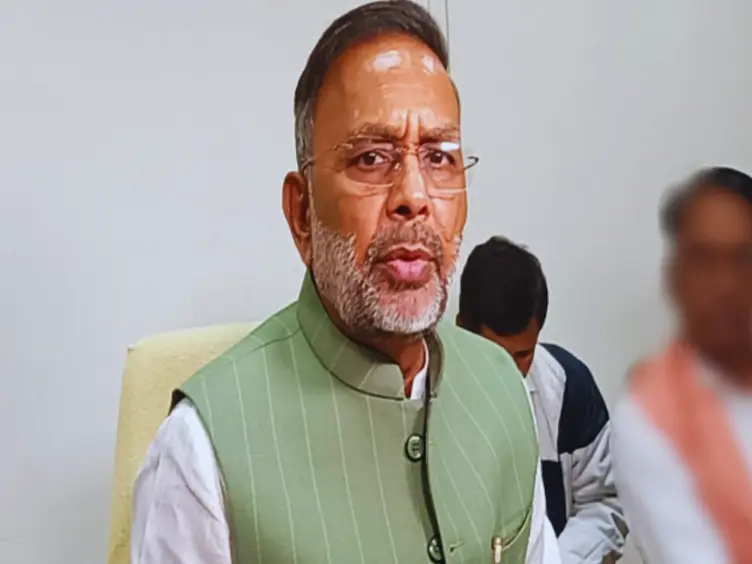 मंत्री हीरालाल नागर ने इंजीनियरों पर निकाली भड़ास: बोले- “तुमसे ज्यादा रोड मैंने बनवाए हैं”