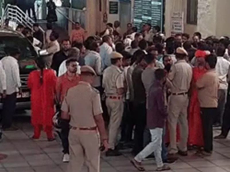 संत दुर्लभजी अस्पताल में हंगामा: मंत्री किरोड़ीलाल मीणा पहुंचे