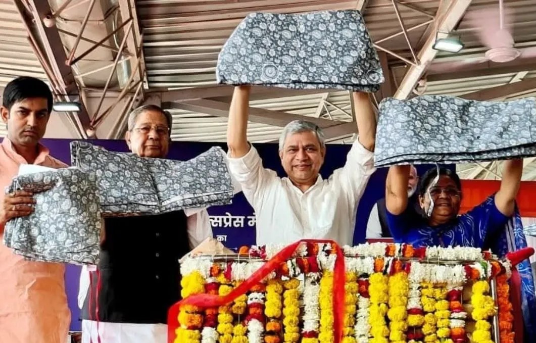 अब ट्रेन में सांगानेर-बगरू प्रिंटेड कंबल कवर की सुविधा