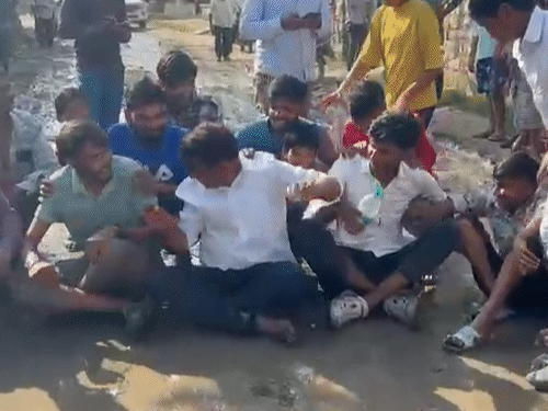 अंता उपचुनाव में निर्दलीय नरेश मीणा का कीचड़ में धरना