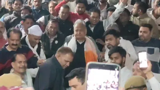 कोटा स्टेशन पर गहलोत के सामने धारीवाल और गुंजल समर्थक  भिड़े