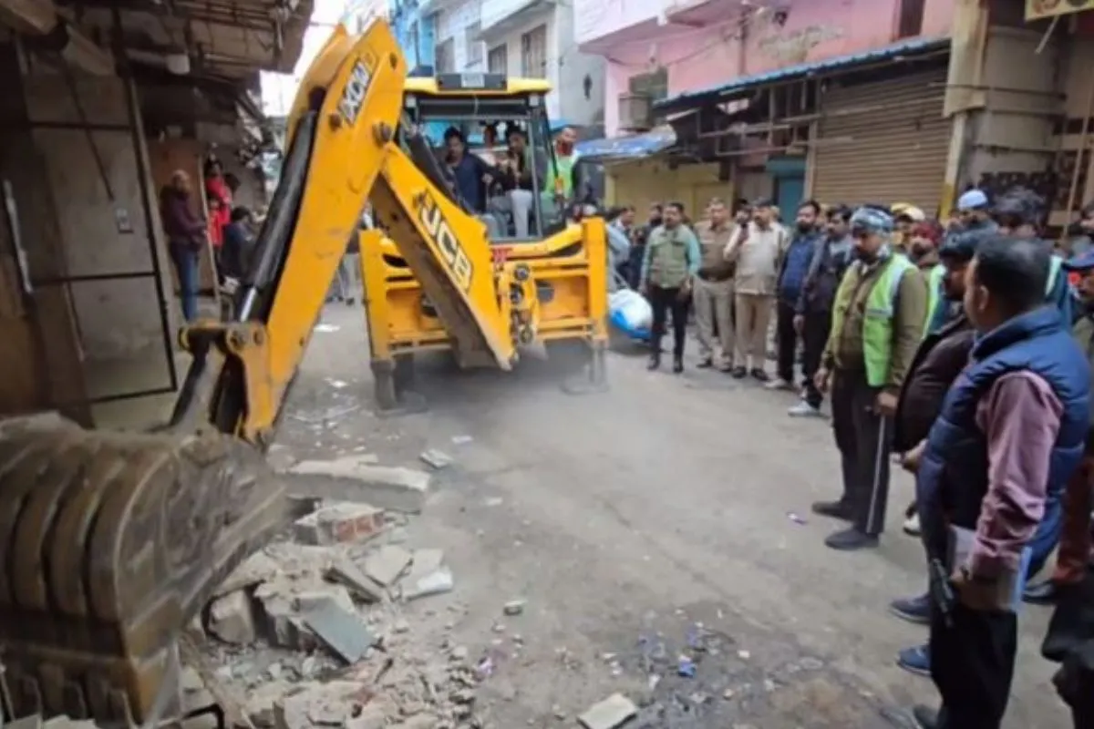 अजमेर उर्स मेले से पहले प्रशासन की सख्त कार्रवाई, दरगाह मार्ग से वर्षों पुराने अतिक्रमण हटे