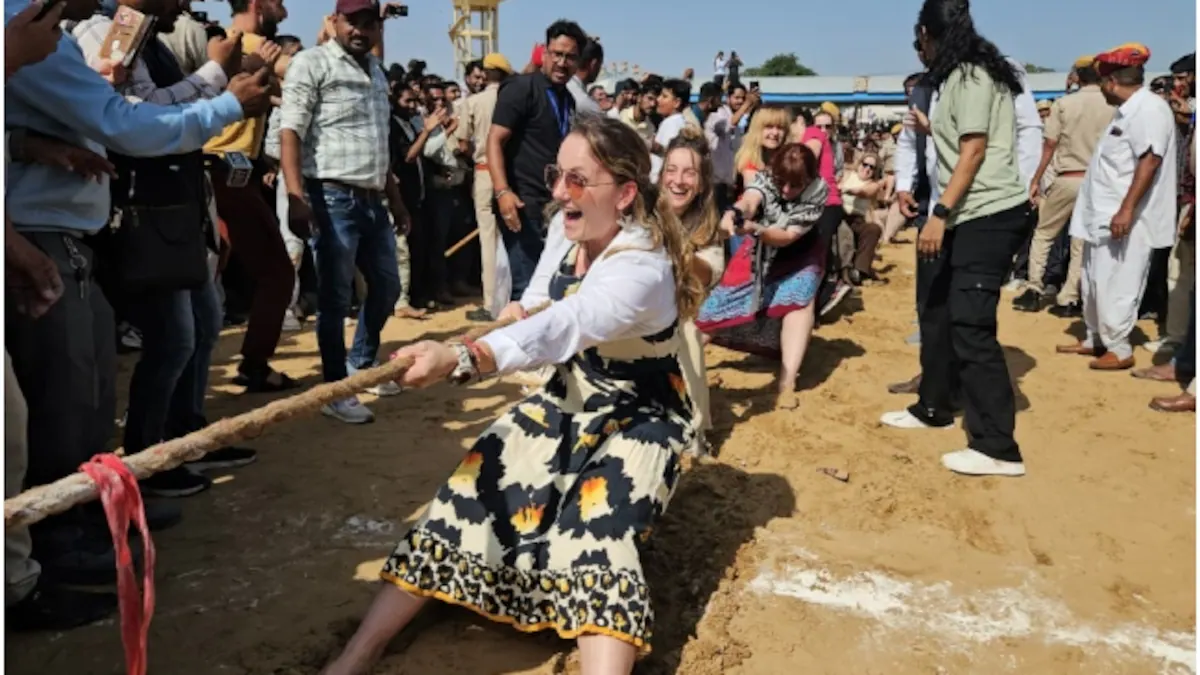 पुष्कर मेला 2025 का भव्य समापन: देसी और विदेशी महिलाओं की रस्साकशी बनी आकर्षण का केंद्र