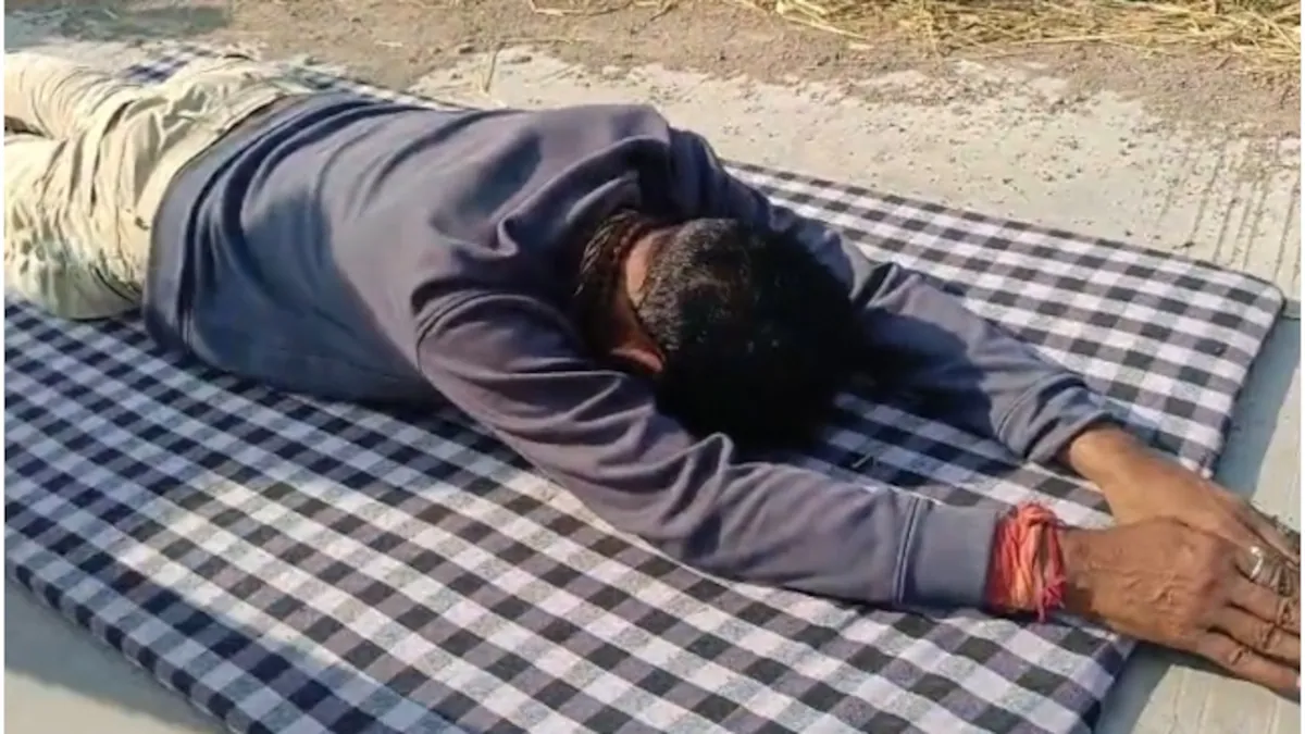 प्रमोद जैन भाया की जीत पर बारां में उत्साह, समर्थक की 10 KM दंडवत यात्रा