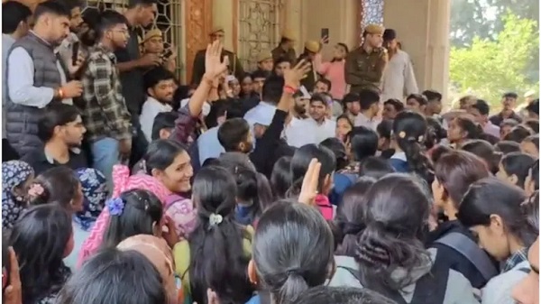 राजस्थान यूनिवर्सिटी में हंगामा: नोटों की माला पहनकर प्रदर्शन, पुलिस लाठीचार्ज से बढ़ा तनाव