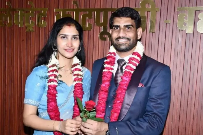 संविधान दिवस पर अनोखा विवाह: जिला कलेक्ट्रेट में दो युवा जज बने जीवनसाथी