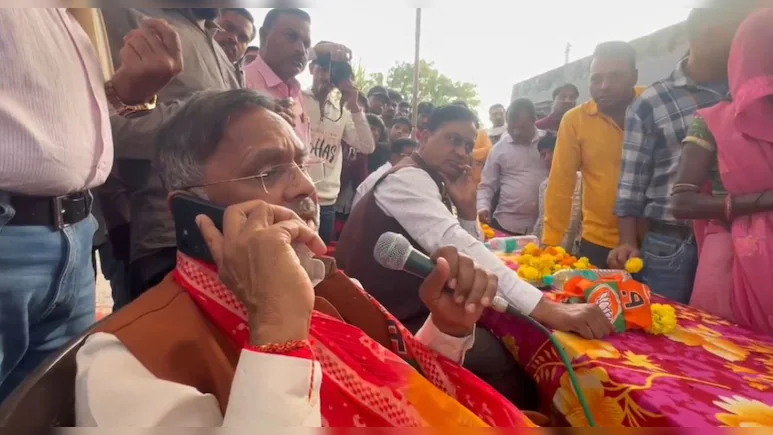 सर्द रात में ऊर्जा मंत्री हीरालाल नागर की चौपाल, किसानों ने खाद की कालाबाजारी पर की शिकायत