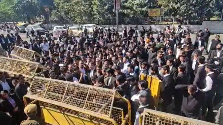 अरावली बचाओ आंदोलन तेज, उदयपुर में सड़कों पर उतरे वकील