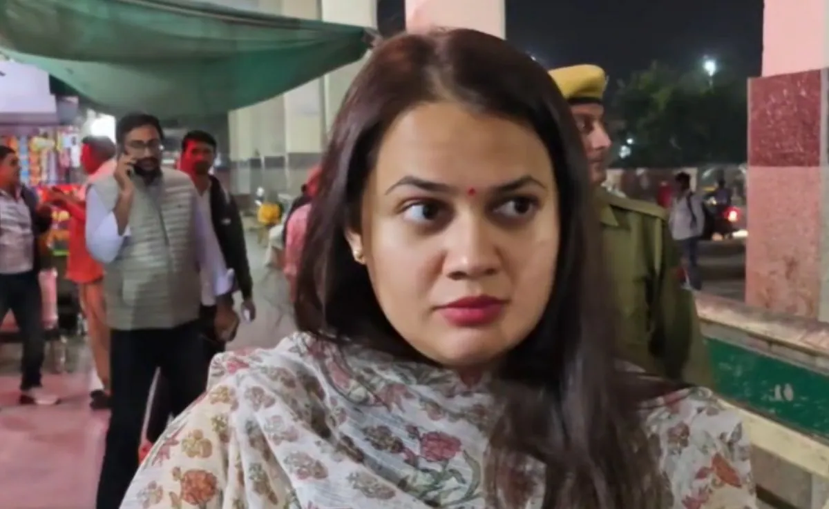 IAS Tina Dabi विवाद: ‘रील स्टार’ टिप्पणी के बाद क्यों ट्रोल हो रहीं बाड़मेर कलेक्टर टीना डाबी