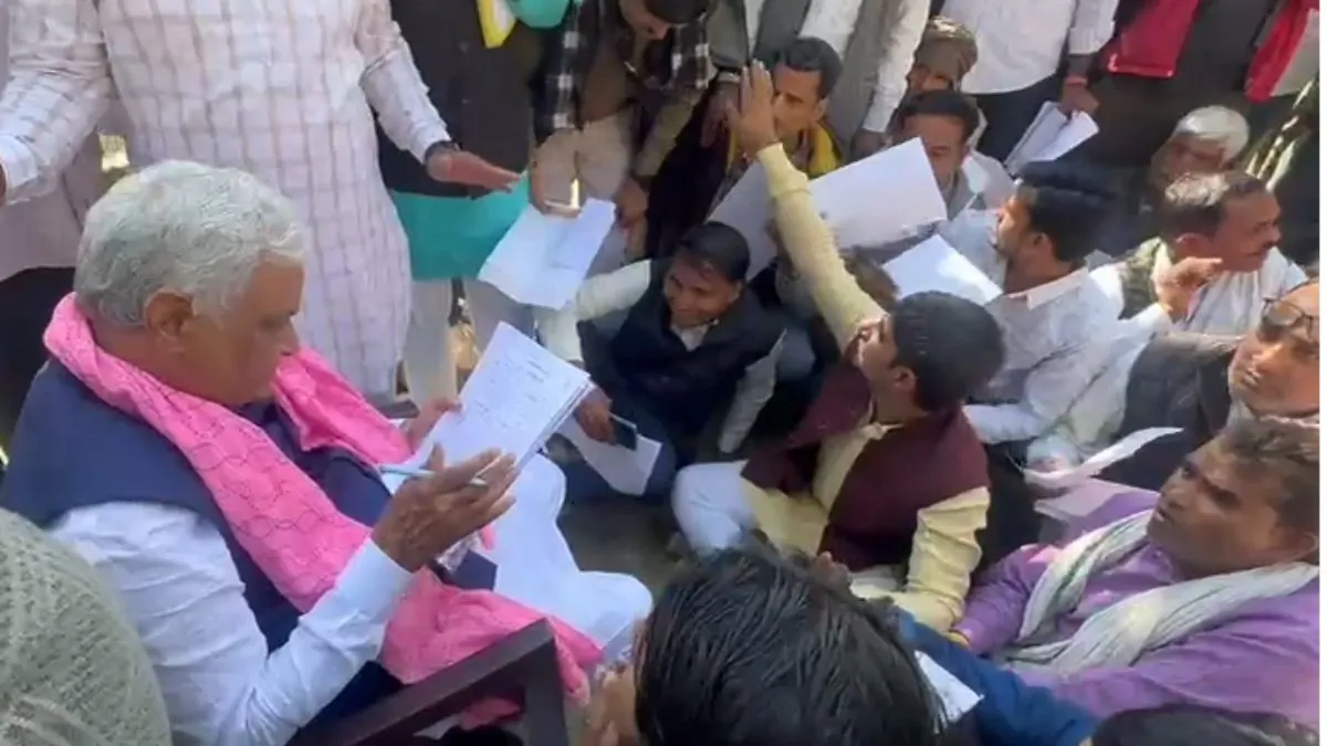 किरोड़ीलाल मीणा ने लॉन में बैठकर की जनसुनवाई, खाद–यूरिया की कमी पर सुनीं किसानों की फरियादें
