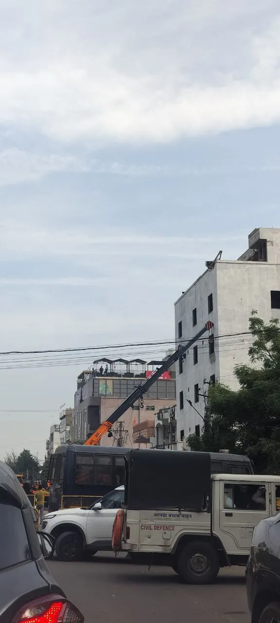 जयपुर: JDA ने मालवीय नगर में झुकी 5 मंजिला इमारत ढहाई