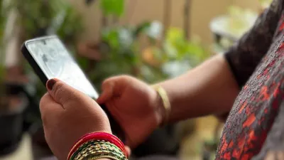 जालोर में पंचायत का फरमान: 15 गांवों की महिलाओं पर स्मार्टफोन प्रतिबंध, संविधान पर उठे सवाल