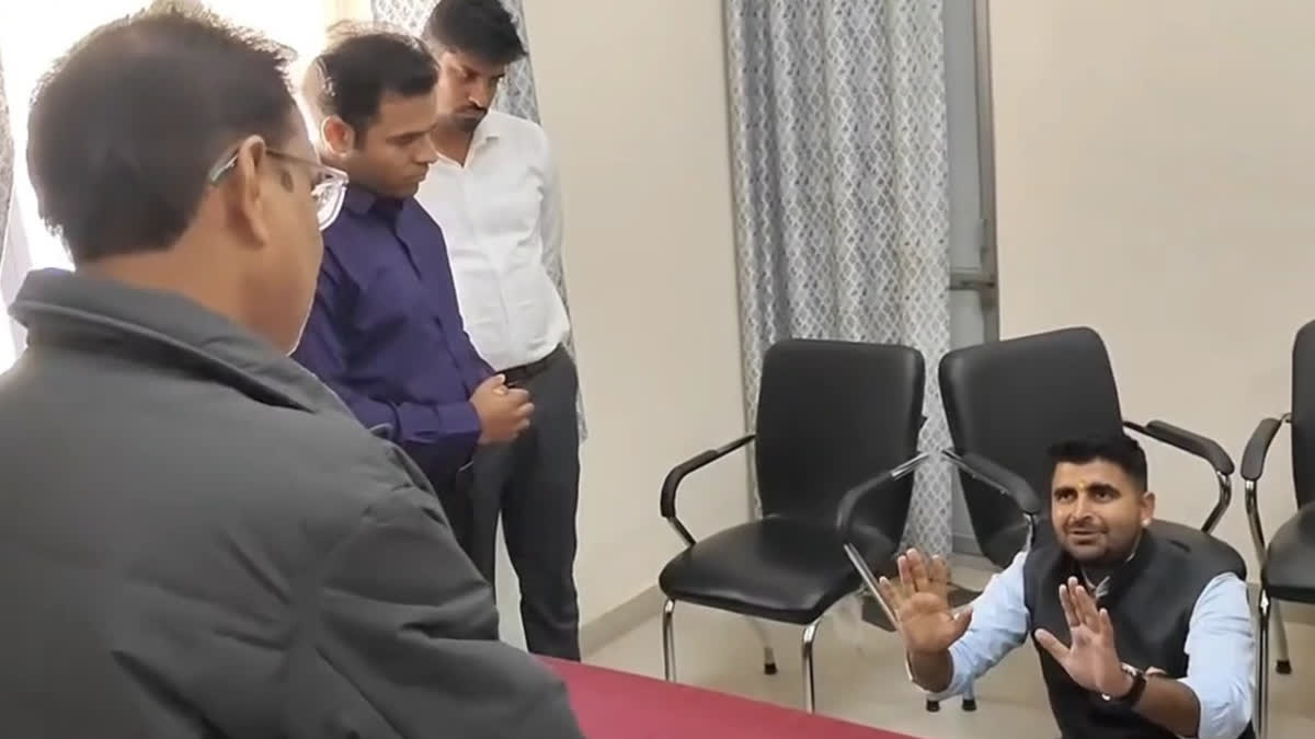 पेयजल संकट पर सड़कों पर उतरे विधायक रविंद्र सिंह भाटी, बाड़मेर PHED दफ्तर में दिया धरना