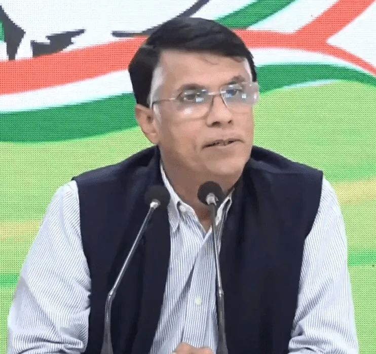 अमेरिका ट्रेड डील पर पवन खेड़ा का हमला: कहा— डरकर सौदा किया, नुकसान किसानों–व्यापारियों का