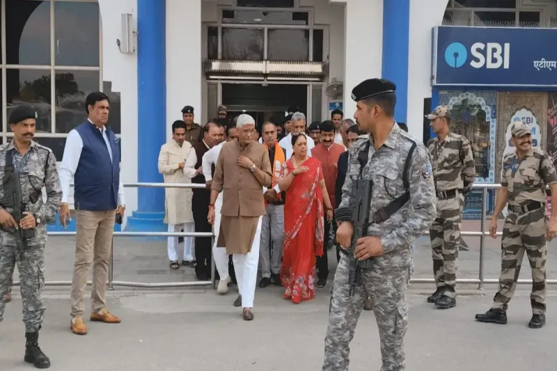 जोधपुर एयरपोर्ट पर वसुंधरा राजे और गजेंद्र सिंह शेखावत साथ पहुंचे, सियासी चर्चाएं तेज