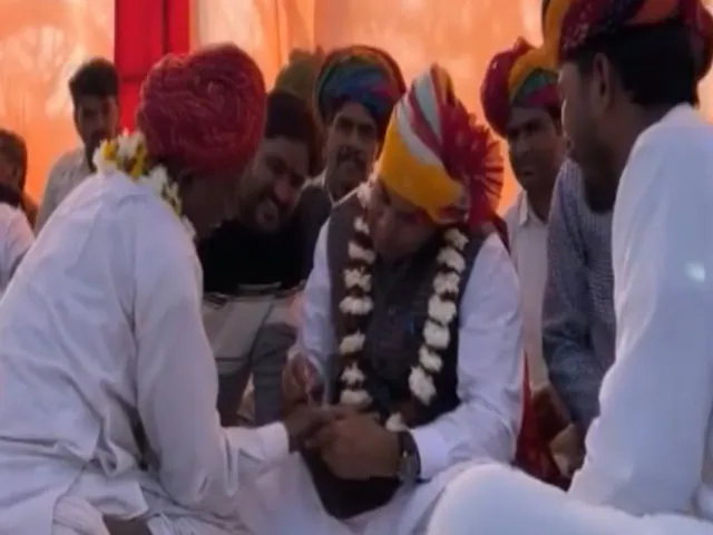 भीलवाड़ा में भरोसे की नई तस्वीर: विधायक गोपीचंद मीणा ने बुजुर्ग की हथेली पर लिखकर दिया वचन