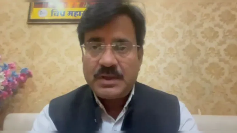 विप्र महासभा का बड़ा ऐलान, ‘घूसखोर पंडित’  निर्देशक को जूते मारने वाले को सम्मान और इनाम की घोषणा