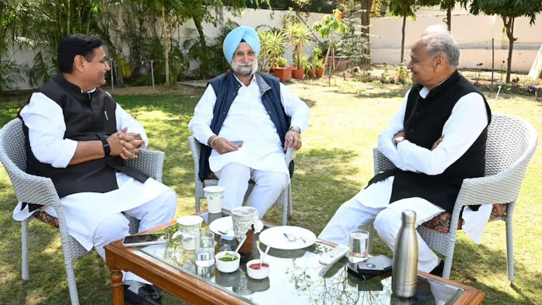 राजस्थान कांग्रेस की चुनावी रणनीति तेज: पंचायत–निकाय चुनावों को लेकर गहलोत आवास पर बड़ी बैठक