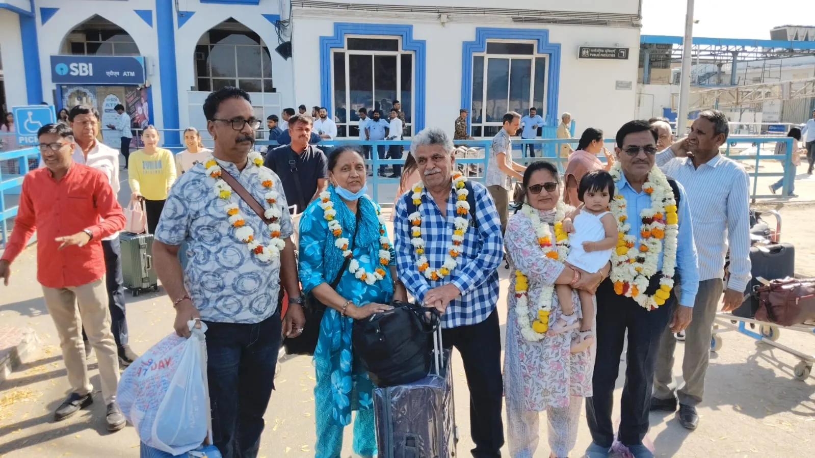 दुबई से संत अमृत राज महाराज संग 120 श्रद्धालु जोधपुर लौटे