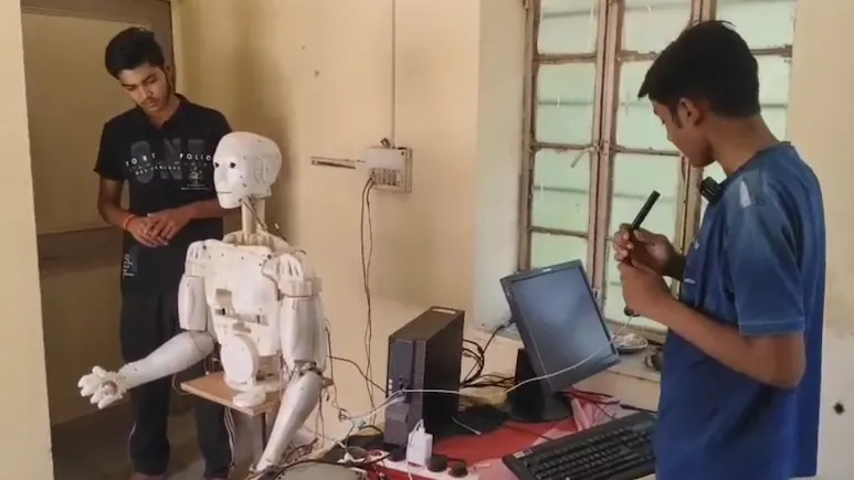 नागौर के छात्रों ने बनाया AI रोबोट ‘रक्षक-01’, तकनीक की नई मिसाल