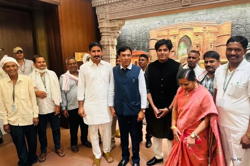 सांसद राजकुमार रोत ने ग्रामीणों को कराया संसद और राष्ट्रपति भवन का भ्रमण