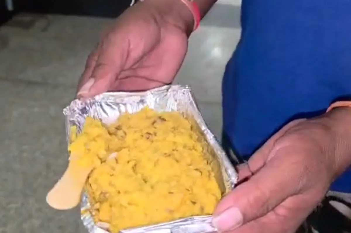 अलवर अस्पताल में खिचड़ी में कीड़े, मरीजों में आक्रोश