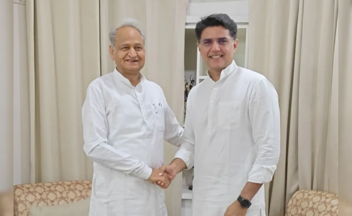 दिल्ली में कांग्रेस बैठक में गहलोत-पायलट साथ दिखे, हल्के पल ने खींचा ध्यान