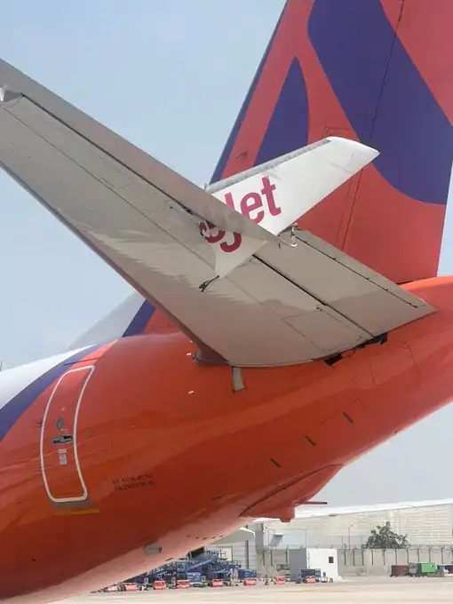 दिल्ली IGI एयरपोर्ट पर स्पाइसजेट और अकासा एयर के विमान टकराए, बड़ा हादसा टला