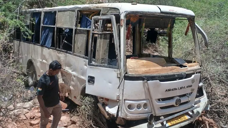 पुष्कर घाटी बस हादसा: अवैध संचालन ने ली दो महिलाओं की जान, 30 घायल