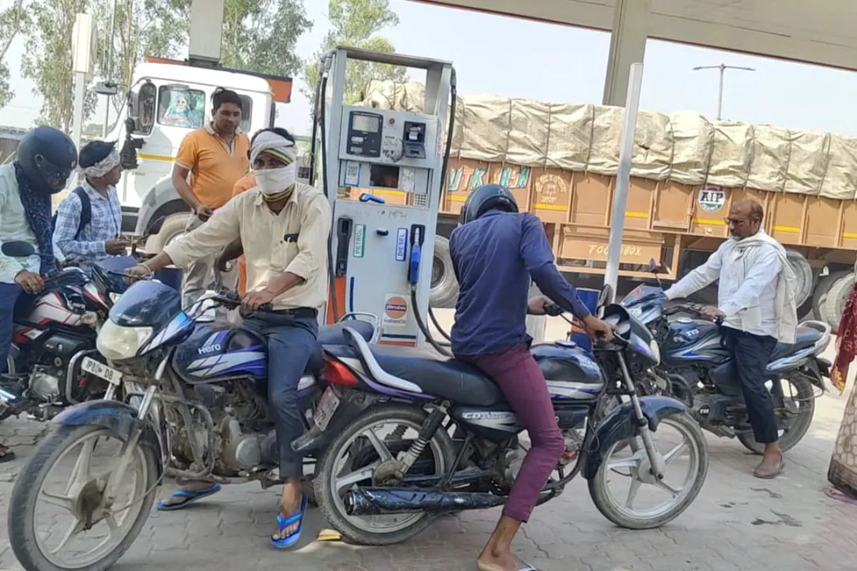 यूपी बॉर्डर पर पेट्रोल पंपों पर उमड़ी भीड़